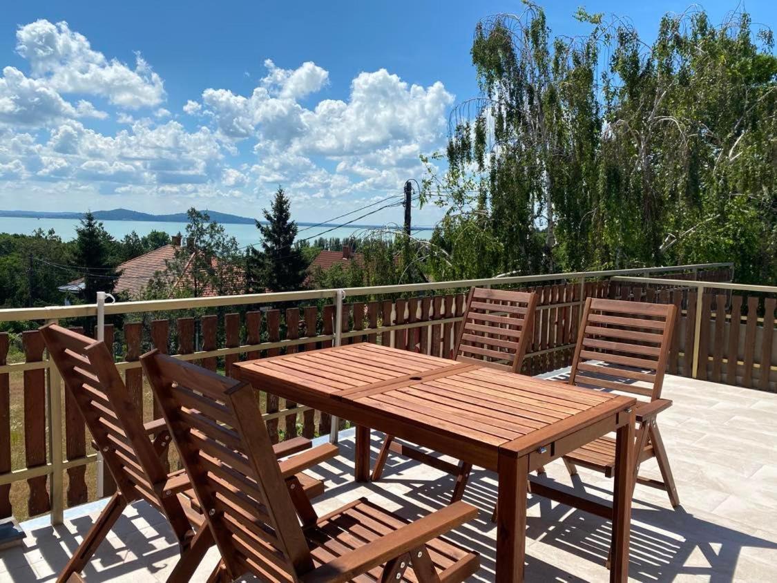 Bacchus Apartman - Borbarlang, Badacsony Badacsonytomaj Exterior foto